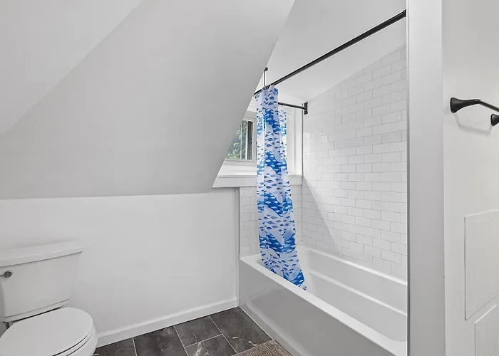 Shadyside, 3c Spacious & Modern Private Bedroom With Shared Bathroom And Free Parking Homestay *